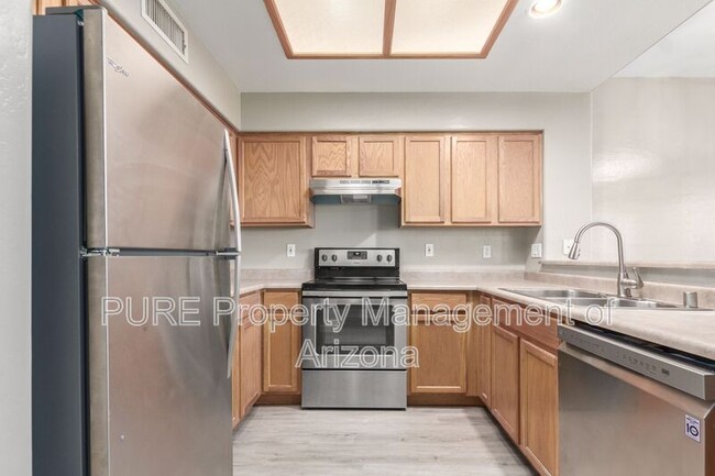 Building Photo - 10512 W Almeria Rd