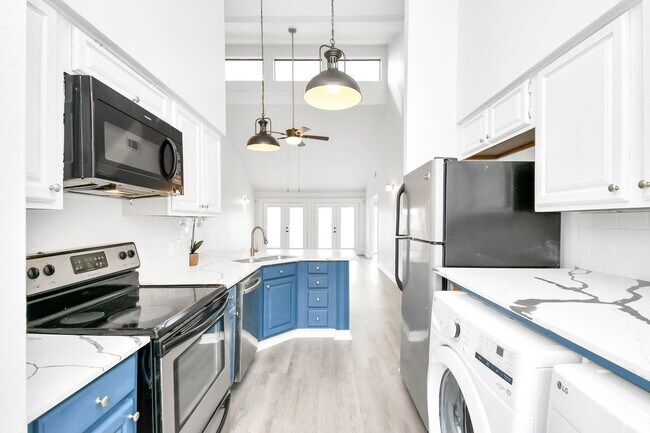 Building Photo - 176 April Point Dr N