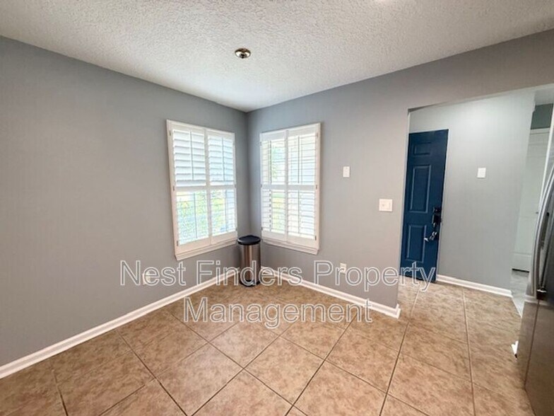 Building Photo - 1921 Willesdon Dr W