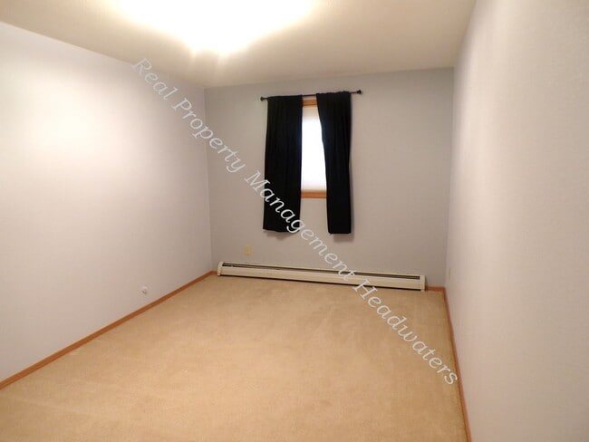 Building Photo - 5 Bedroom 2-1/2 Bath House for Rent