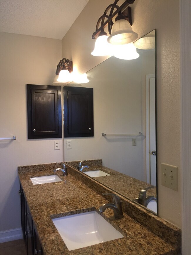 Building Photo - 550 Hassocks Loop