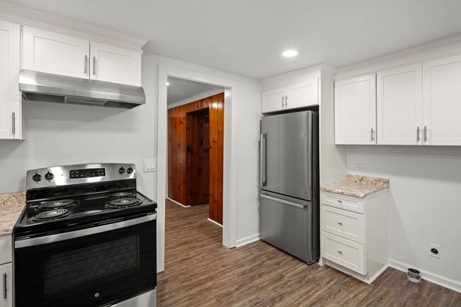 Building Photo - Updated Cottage on Haw Creek!