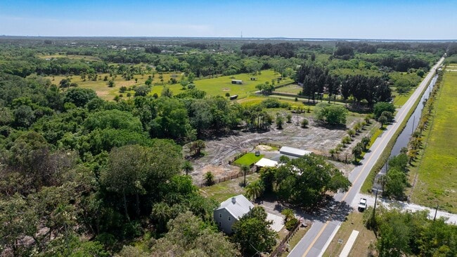 Building Photo - 1425 E Crisafulli Rd