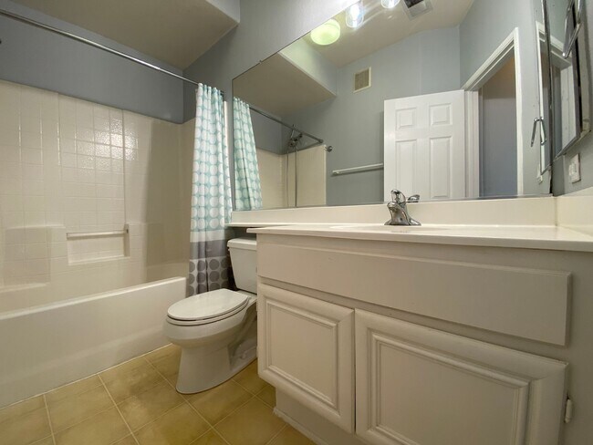 Building Photo - Beautiful Townhome in the Cascada Communit...