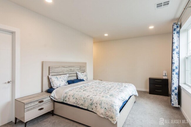 Building Photo - 727 Lorhan Dr