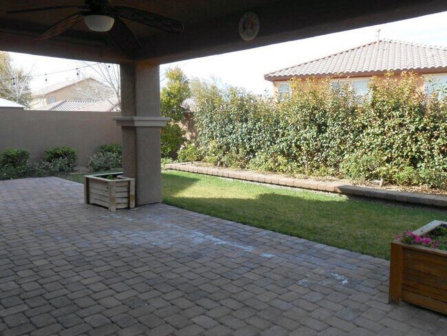 Building Photo - Beautiful Spacious Home in Mountains Edge