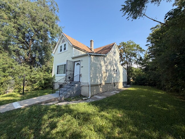 Building Photo - 1748 W Steuben St