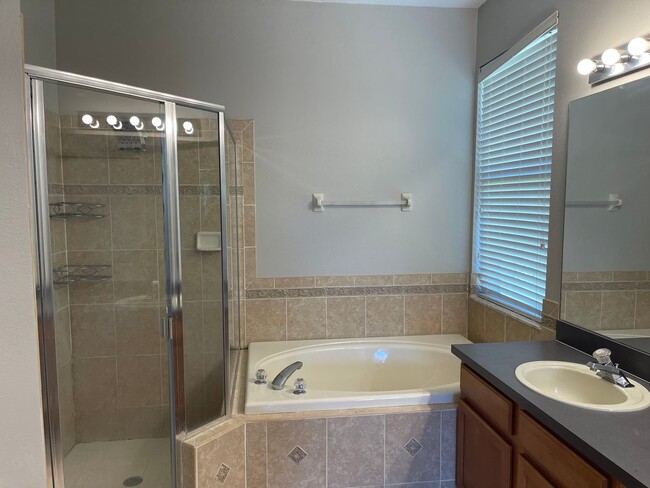 Building Photo - RIVERVIEW POOL HOME FOR RENT