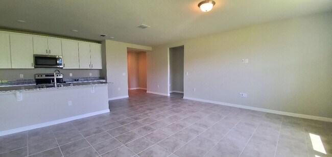 Building Photo - 4-Bedroom, 2.-Bathroom in Winter Haven ***MOVE-IN SPECIAL/50% OFF 2ND MONTH***
