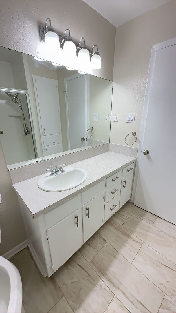 Building Photo - Newly upgraded 3-bedroom by City Park!