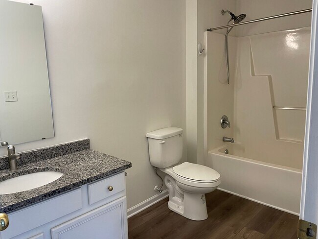 Building Photo - Two Bedroom Townhouse with Bonus Room in Sherrills Ford!