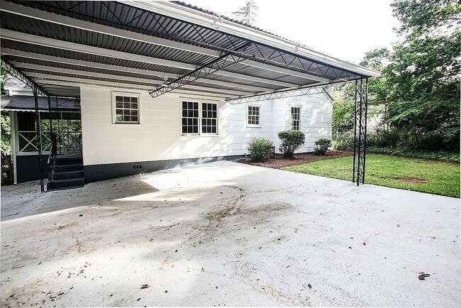 Building Photo - 3200 Lavista Rd