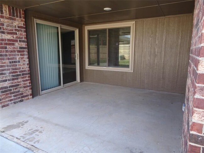 Building Photo - 8412 Pinewood Dr