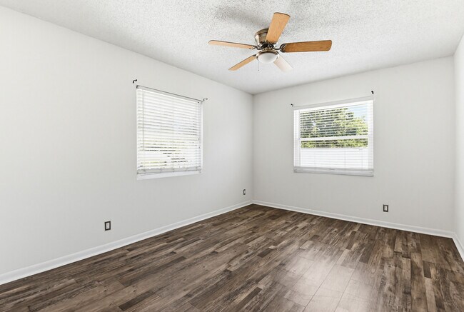 Building Photo - 6 Baywood Dr
