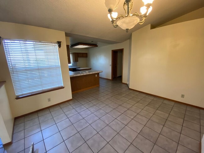 Building Photo - Beat the heat in North Hanford, Central air, and pool!