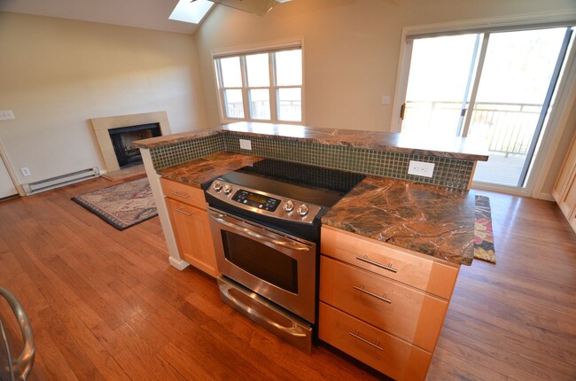 Building Photo - Great Location, Walk to Everything! Update...