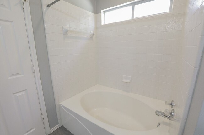 Building Photo - Inviting 4/BR 2/BA Home with Open Layout and Natural Light