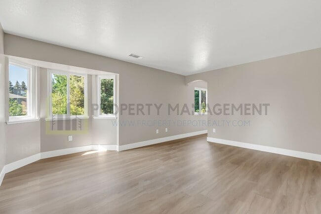 Building Photo - Completely Renovated 4-Bedroom Home with M...