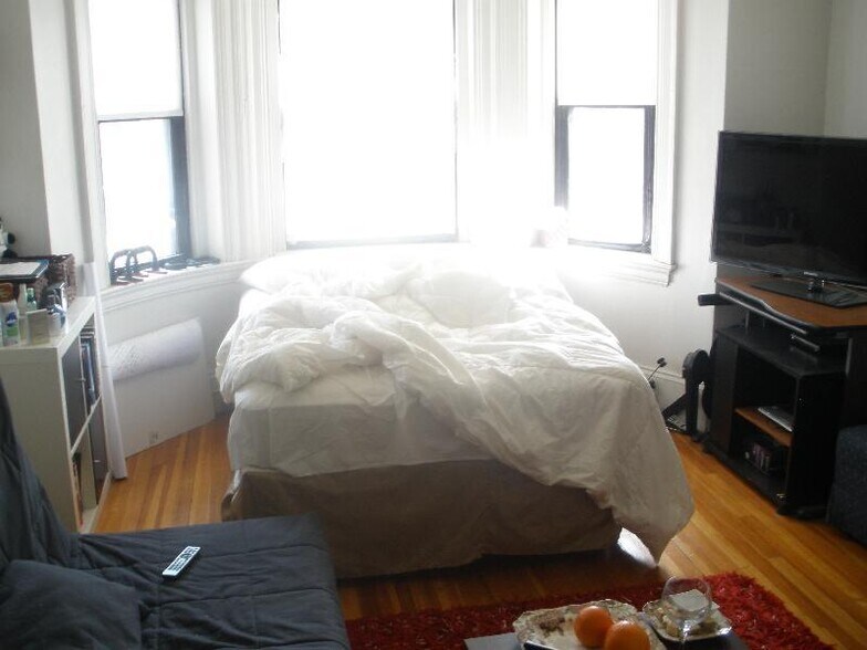 Building Photo - 533 Newbury St