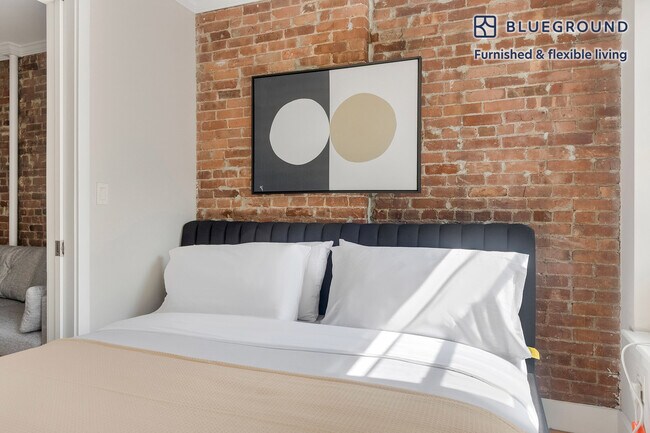 Building Photo - 515 W 47th St