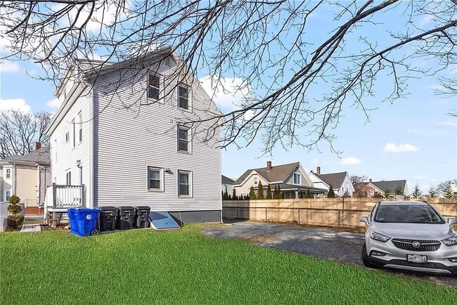 Building Photo - 268 Metacom Ave