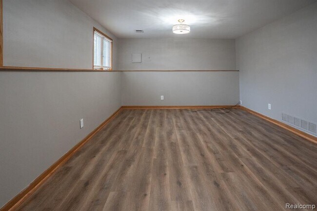 Building Photo - 1555 E South Blvd