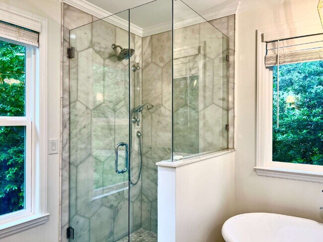 Building Photo - LUXURIOUS LANSDOWNE RETREAT!