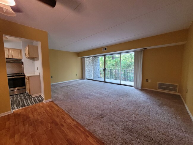 Building Photo - 2 Bedroom Condo - Greentree - Many Ameniti...