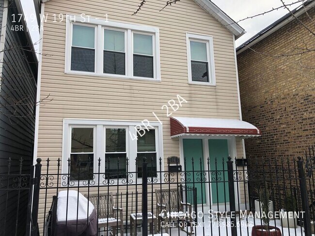 Building Photo - Duplex down in the heart of Pilsen! All th...