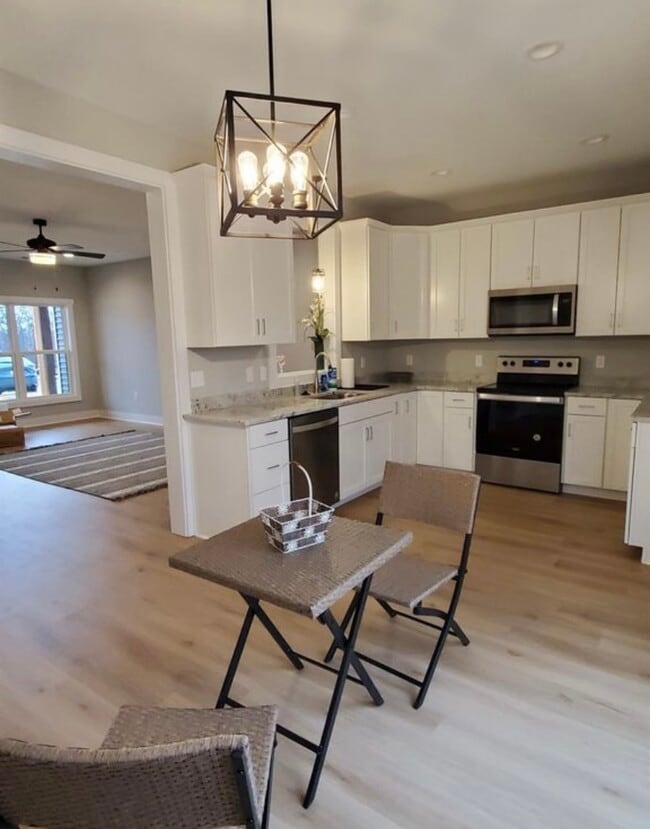 Connecting kitchen and living room - 140 Sunburst Villa Dr