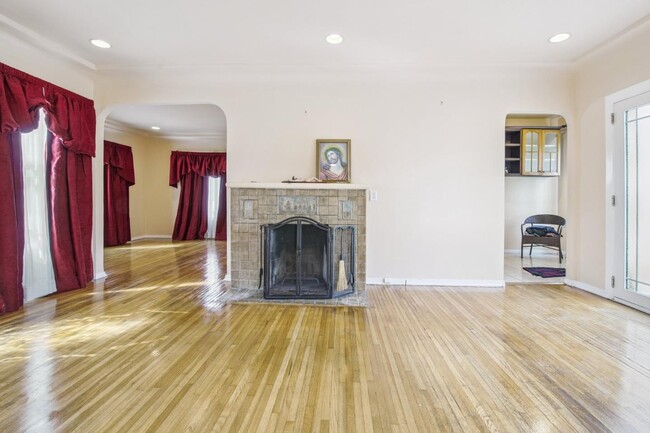 Building Photo - 517 E Chestnut St