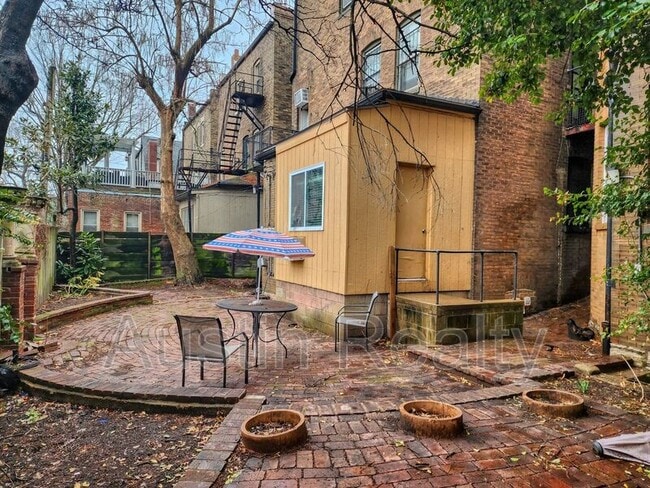 Building Photo - 322 N Newstead Ave