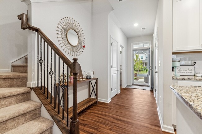 Building Photo - Townhouse in Tega Cay Available NOW! 3 beds 2.5 bath, VERY clean & ready for YOU! $2,375