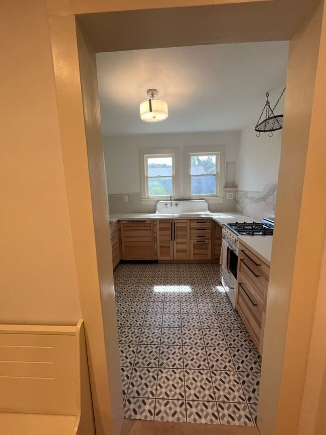 Building Photo - Walk to Campus From This Cute 2 Bedroom Back House