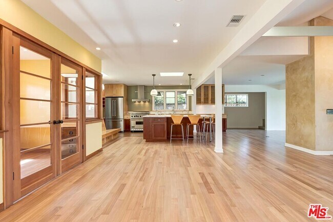 Building Photo - 2670 Carmar Dr