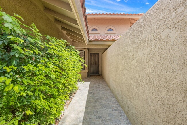 Building Photo - 41484 Woodhaven Dr W