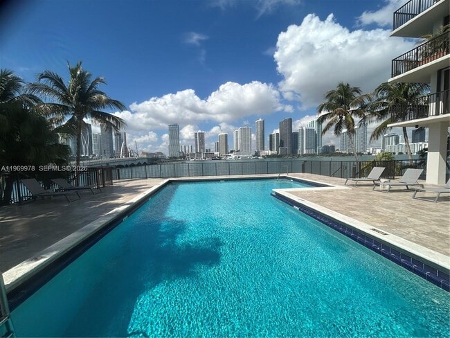 Building Photo - 801 N Venetian Dr