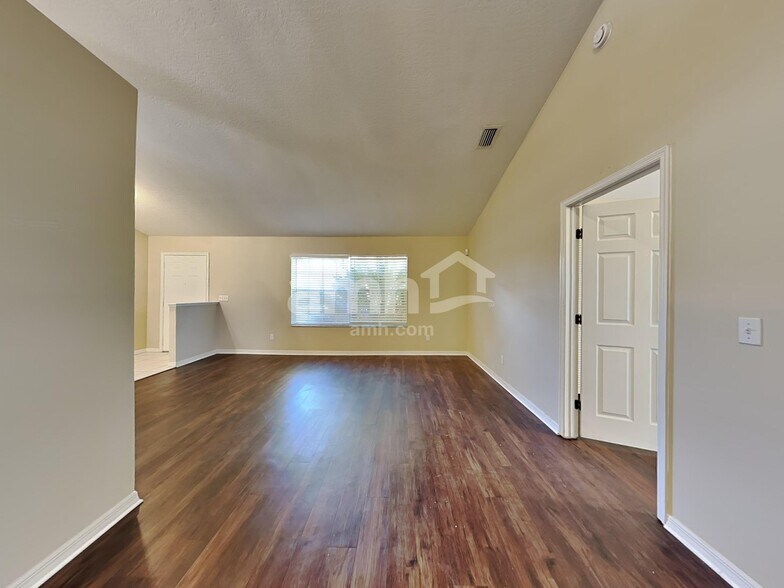 Building Photo - 3334 Lakeview Cir