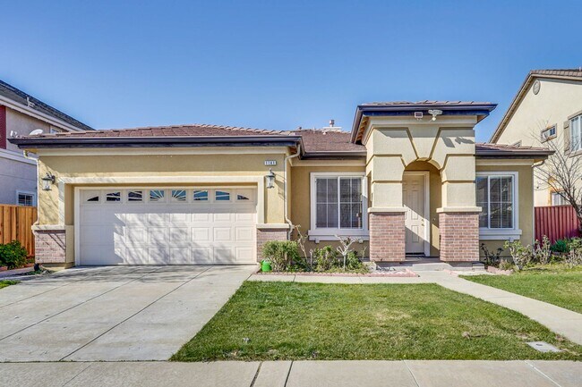 Building Photo - Spacious 3 Bedroom, 2 Bathroom Home with D...