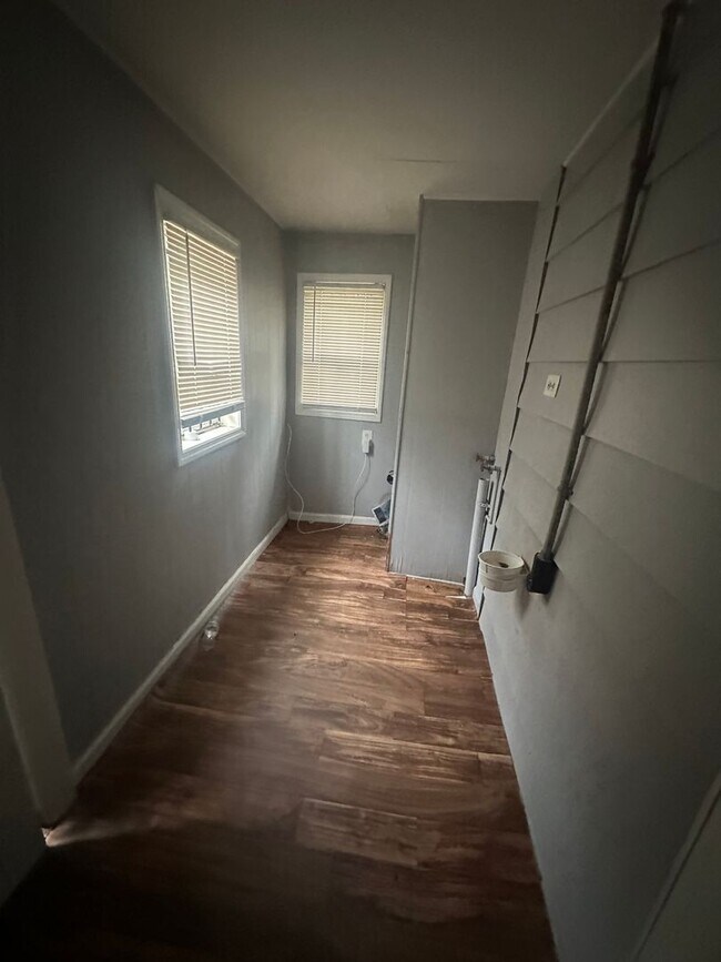 Building Photo - Charming 3 bedroom 1 bath with a huge workshop!