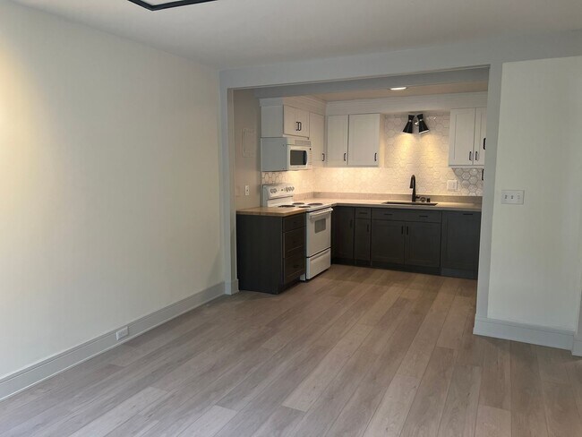 Building Photo - Newly Remodeled Condo on Capitol Hill - Close to UW