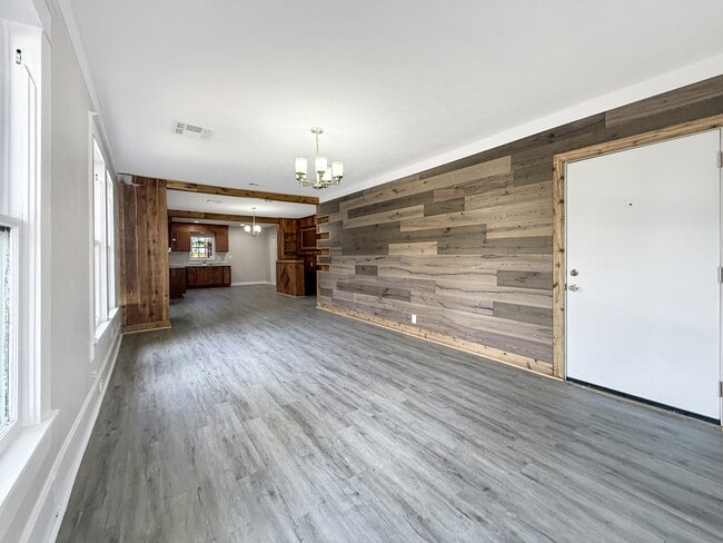 Building Photo - 304 Stimpson St