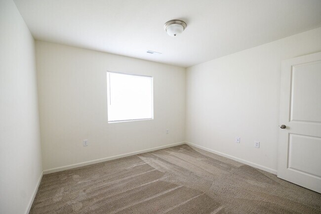 Building Photo - Like new construction 2 story home 4 bedro...