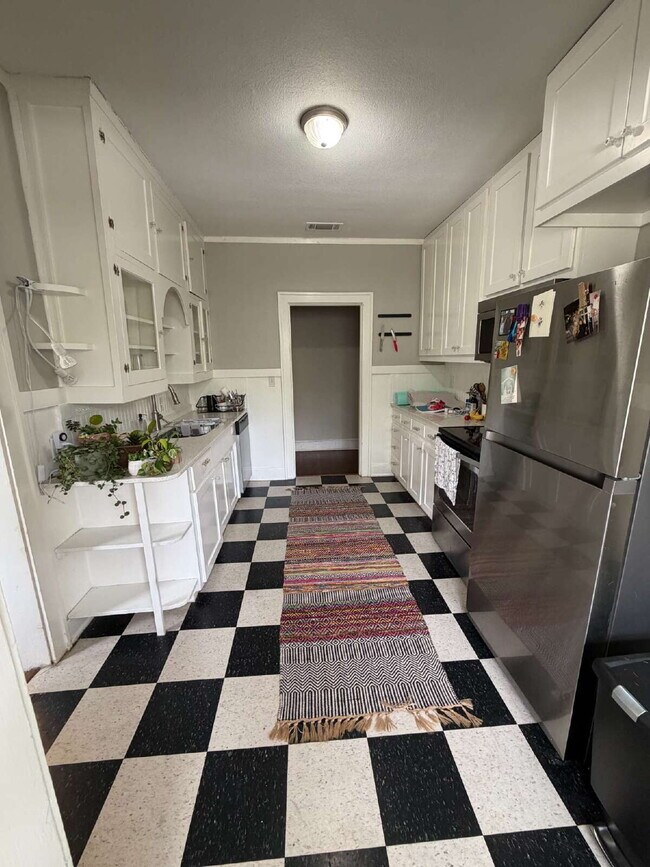 Building Photo - Daring 2 bedroom 1 bath in the heart of Ryan Place.