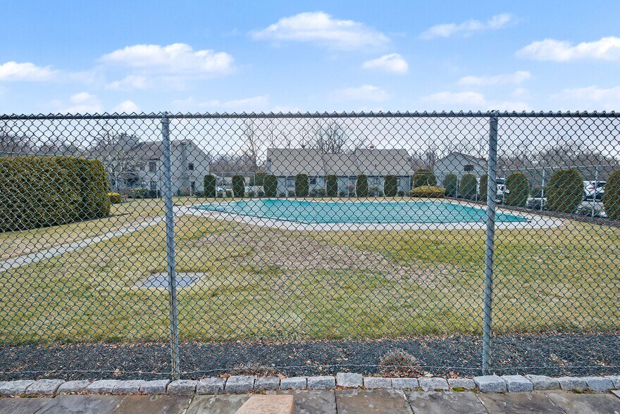 Community pool - 156 Heatherwood Dr