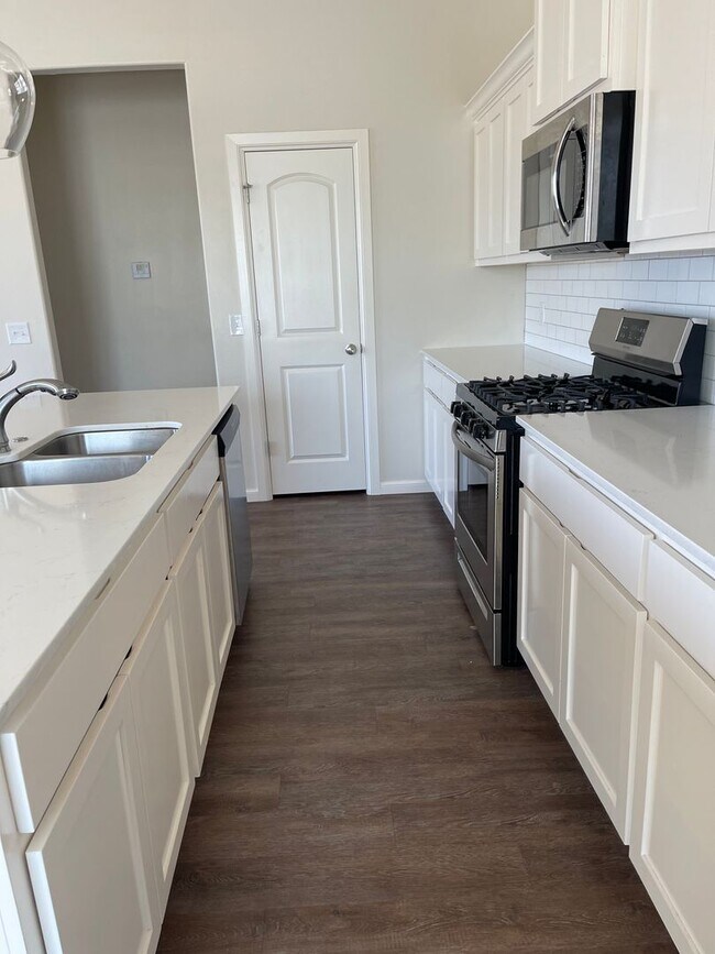 Building Photo - *Fully Furnished* 4 bedroom, 2.5 bathroom, 2 car garage Gated Neighborhood