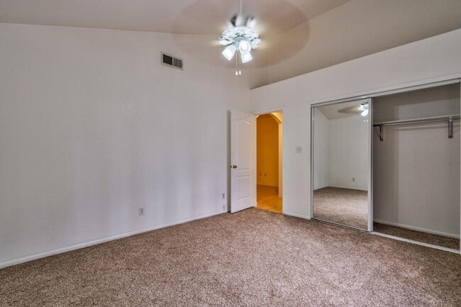 Building Photo - Adorable 4 bedroom, 2 bath in East El Paso!