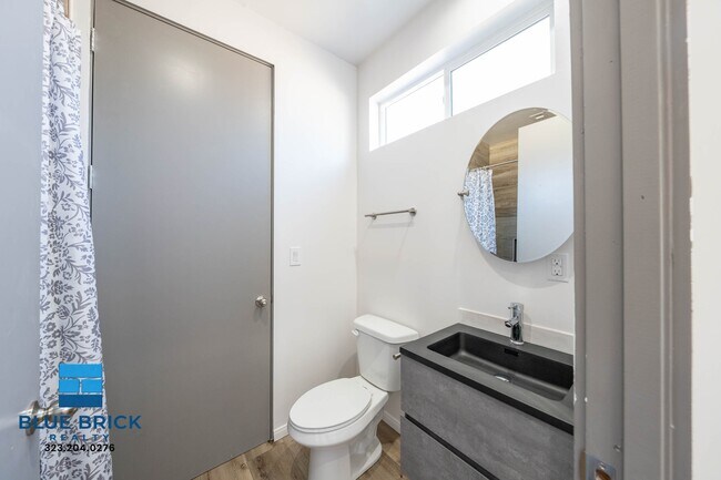 Building Photo - 5239-5241 Huntington Dr -