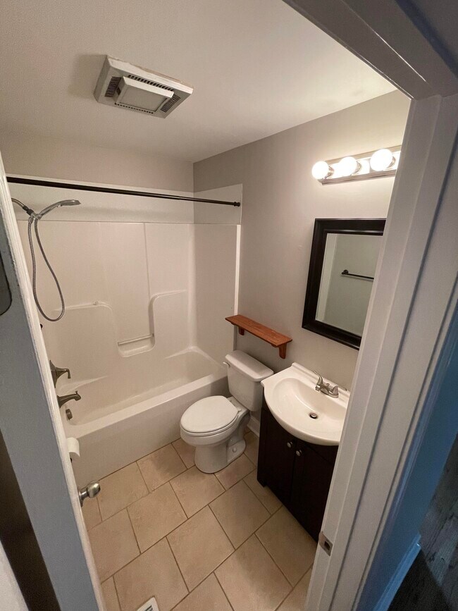 Full bath - 749 Aeronca Rd NW