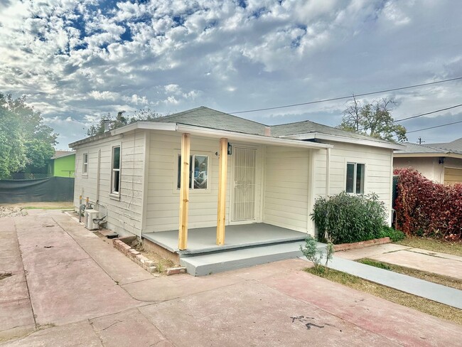 Building Photo - Newly Updated 2/1 in Madera